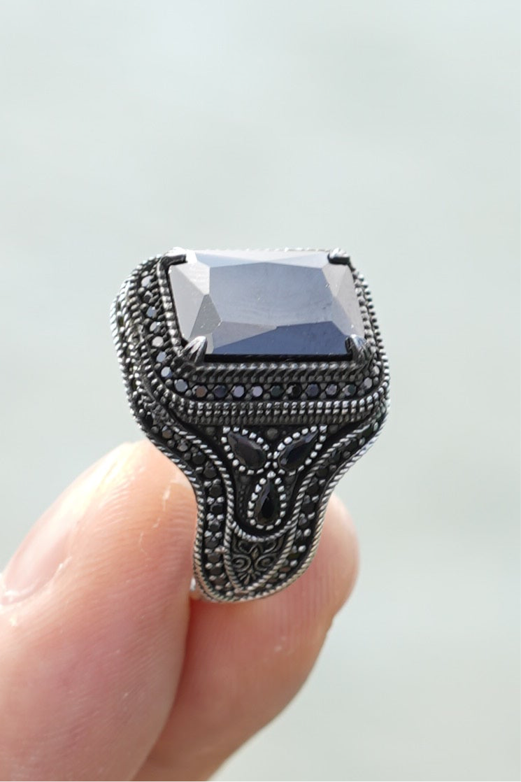 Herrenring aus 925er Silber mit grauschwarzem Schmuckstein