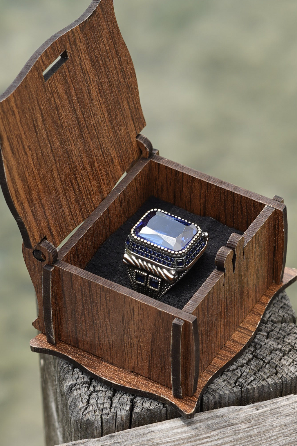 Herrenring aus 925er Silber mit großem rechteckigem blauen Stein – markantes Design