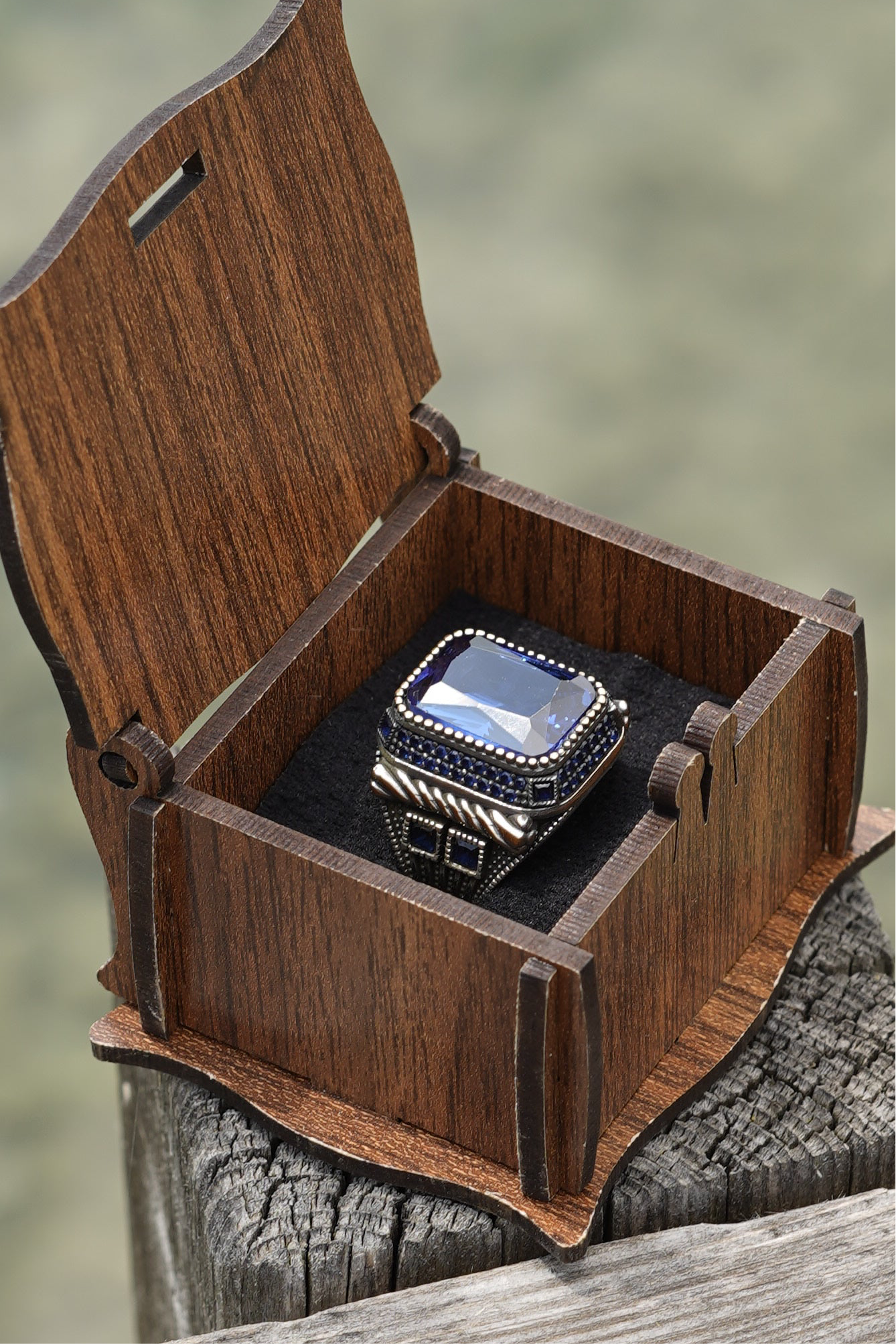 Herrenring aus 925er Silber mit großem rechteckigem blauen Stein – markantes Design