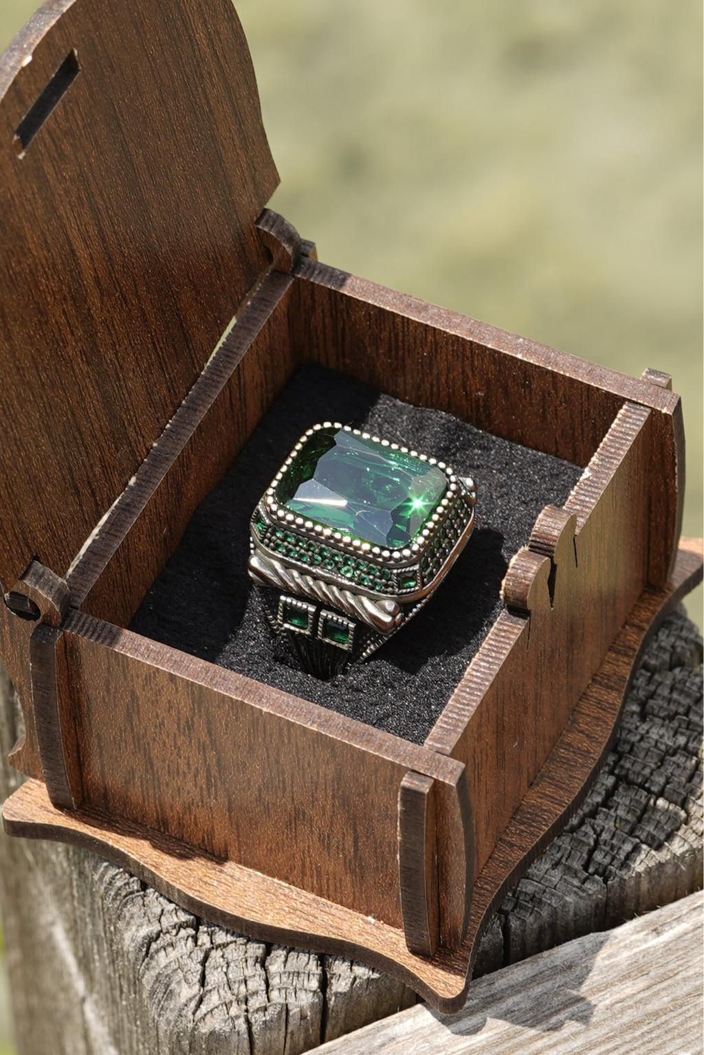 Herrenring aus 925er Silber mit rechteckigem grünem Schmuckstein – markantes Statement