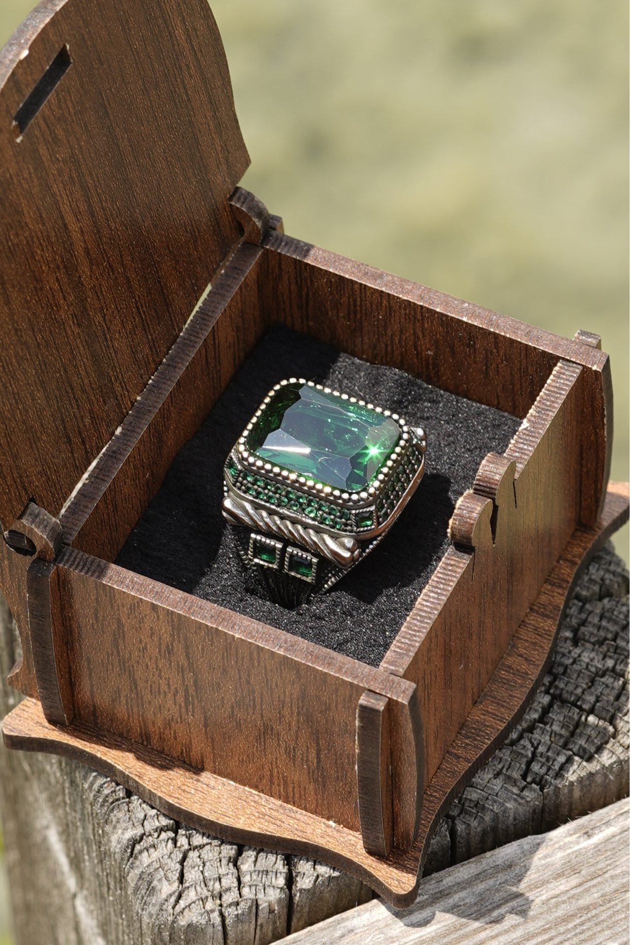 Herrenring aus 925er Silber mit rechteckigem grünem Schmuckstein – markantes Statement