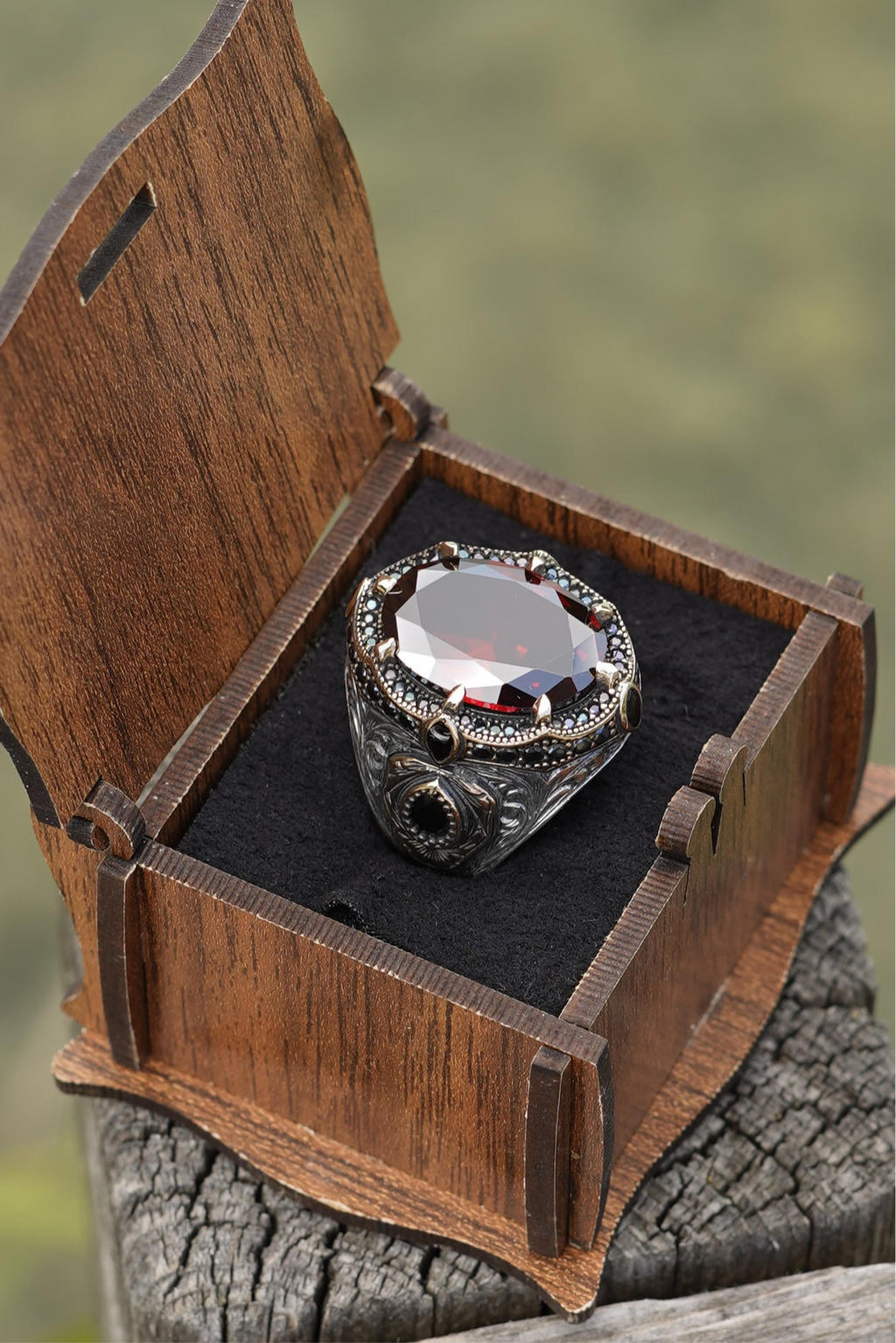 Herrenring aus 925er Silber mit rotem Schmuckstein