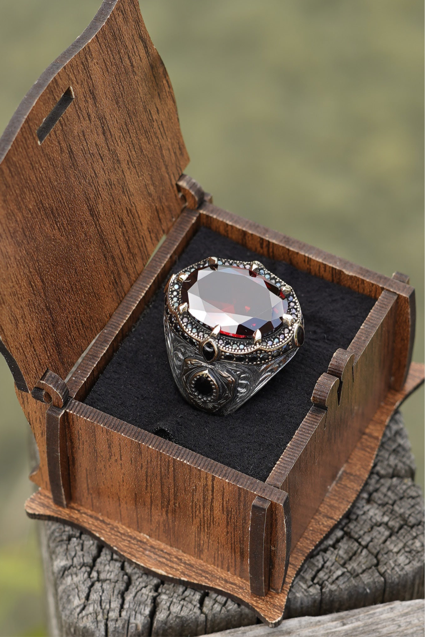 Herrenring aus 925er Silber mit rotem Schmuckstein