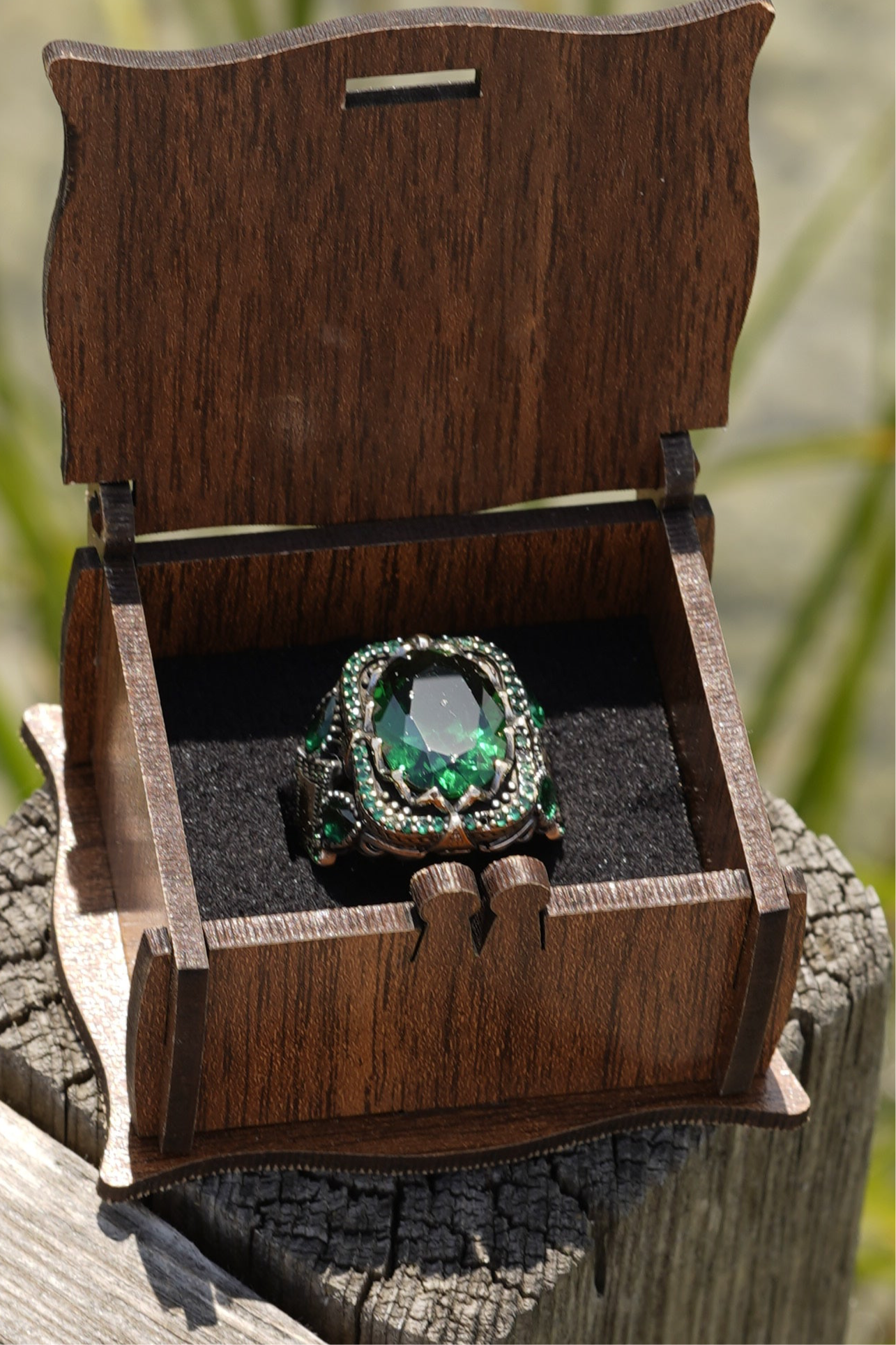 Herrenring aus 925er Silber mit ovalem grünem Stein – kunstvolles Design