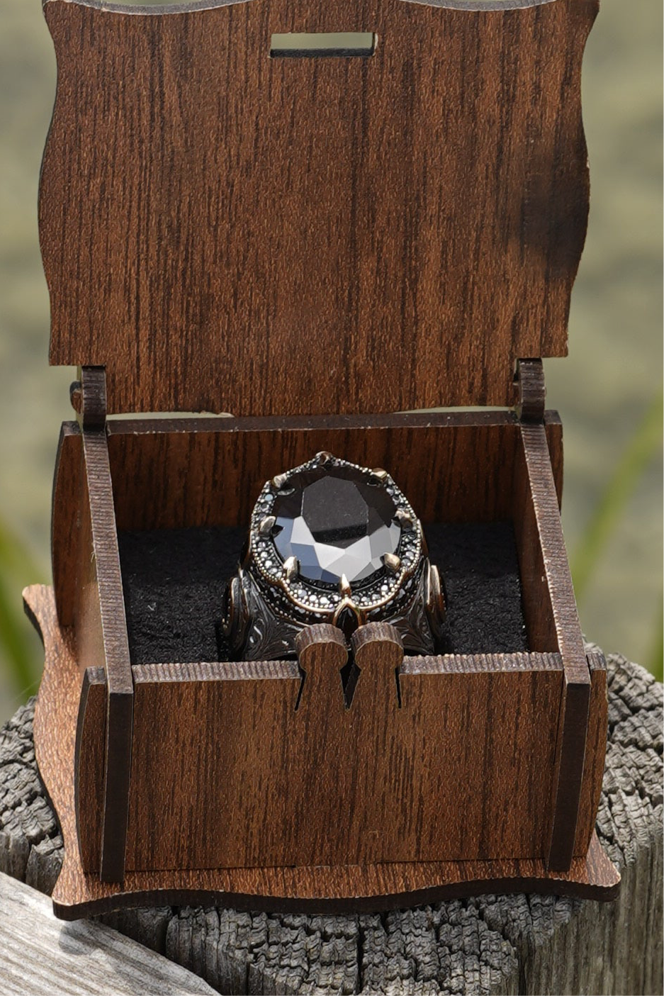 Herrenring aus 925er Silber mit großem ovalem schwarzen Stein – markantes Design