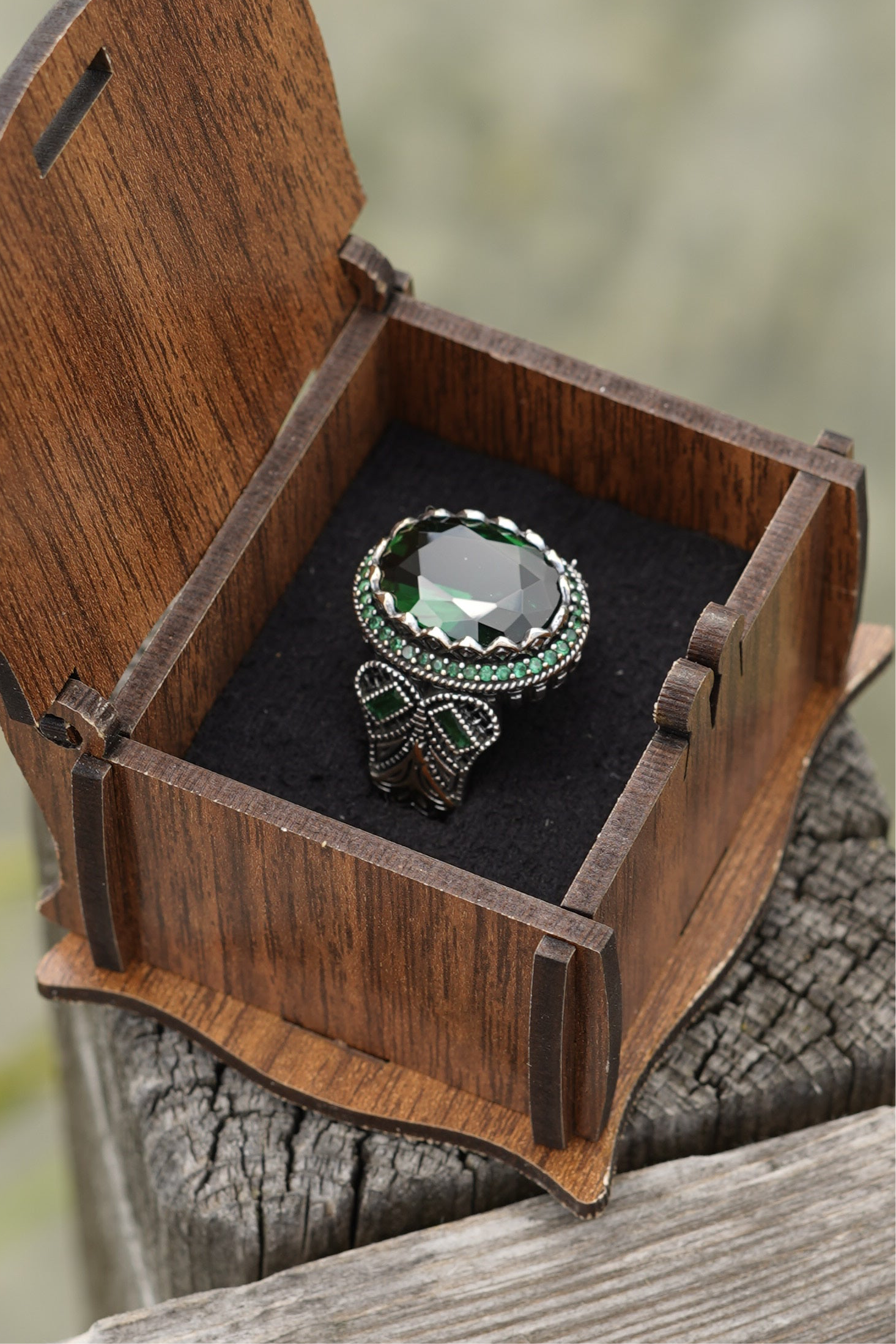 Exklusiver Herrenring aus 925er Silber mit grünem Schmuckstein