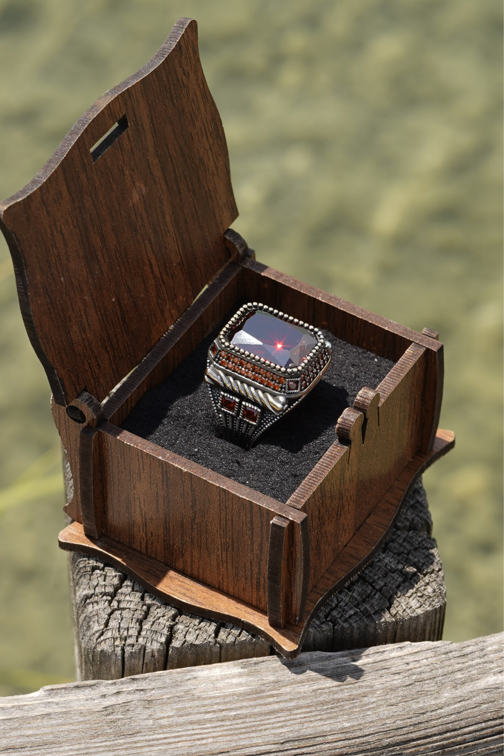 Herrenring aus 925er Silber mit rechteckigem rotem Schmuckstein – markantes Statement