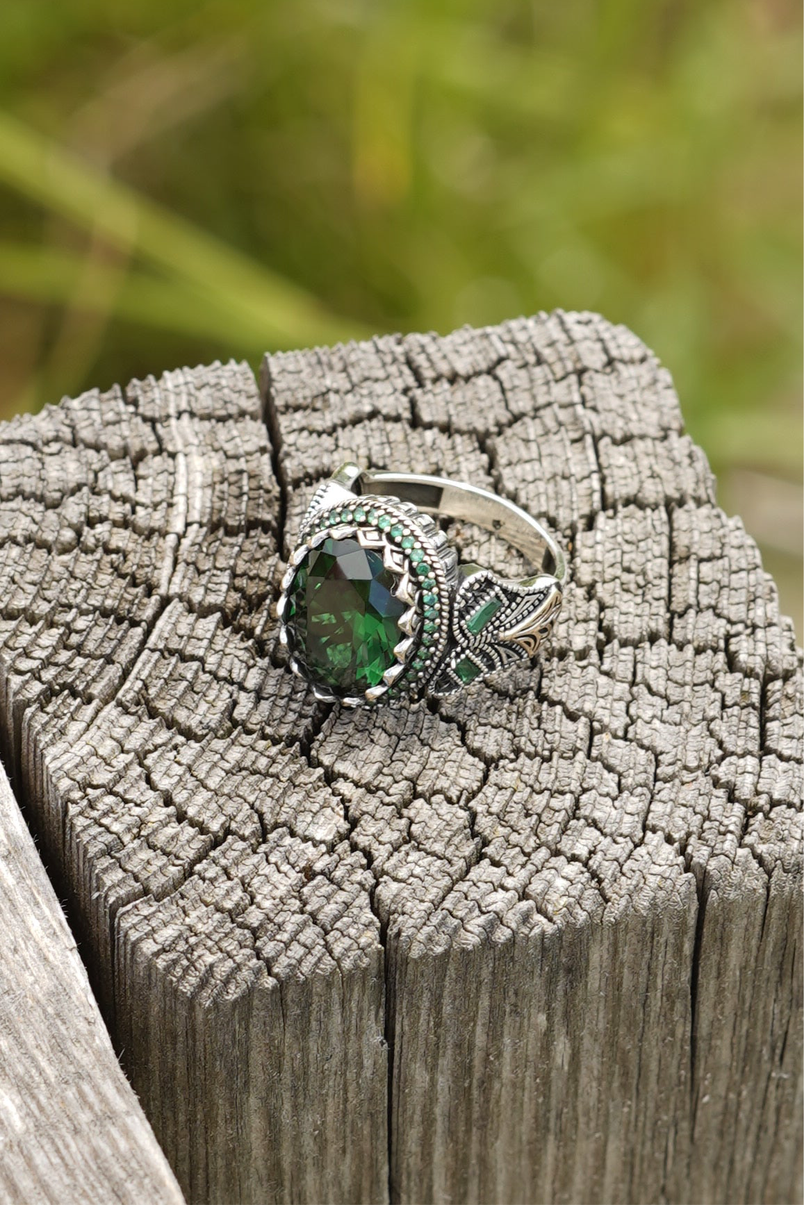 Exklusiver Herrenring aus 925er Silber mit grünem Schmuckstein