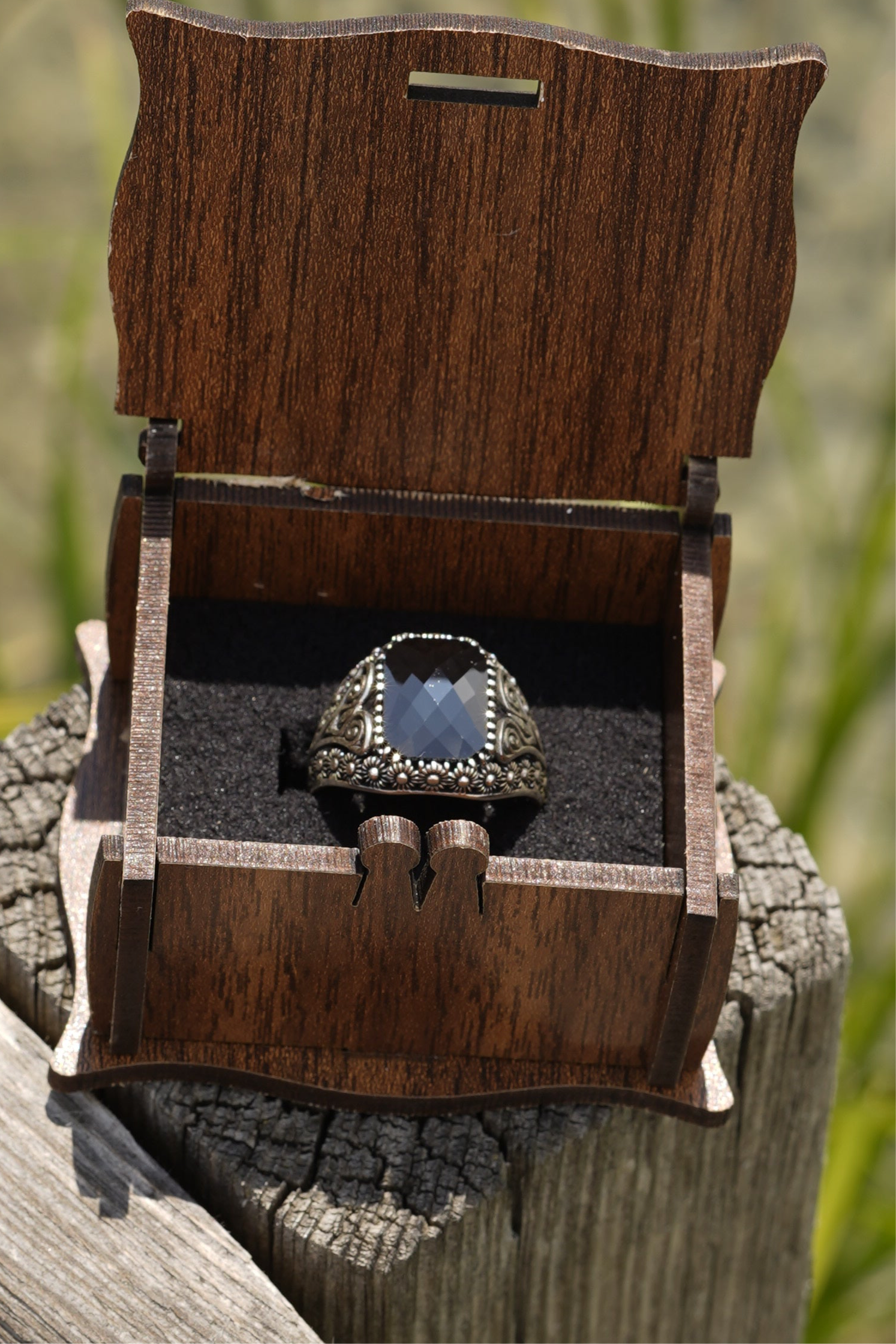 Herrenring aus 925er Silber mit rechteckigem schwarzem Stein – florales Design