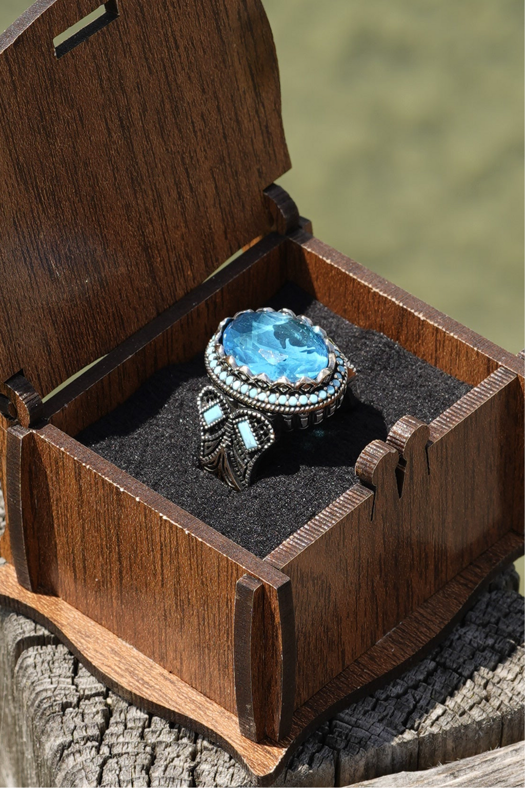 Herrenring aus 925er Silber mit großem blauem Schmuckstein – markantes Design