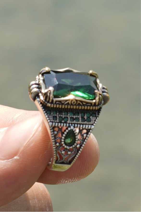 Herrenring aus 925er Silber mit rechteckigem grünem Stein – markantes Design