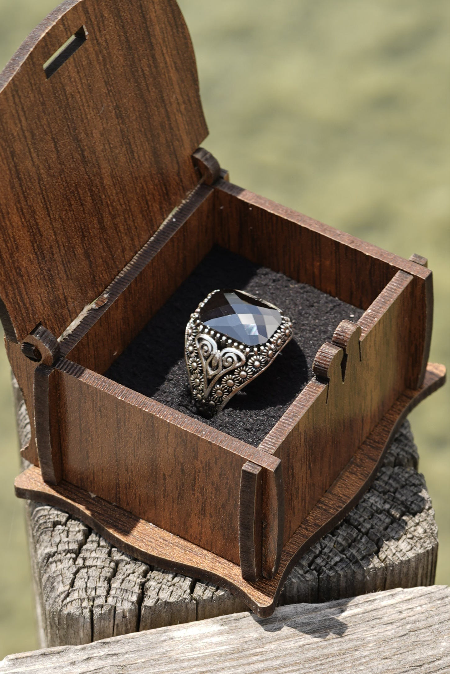 Herrenring aus 925er Silber mit rechteckigem schwarzem Stein – florales Design