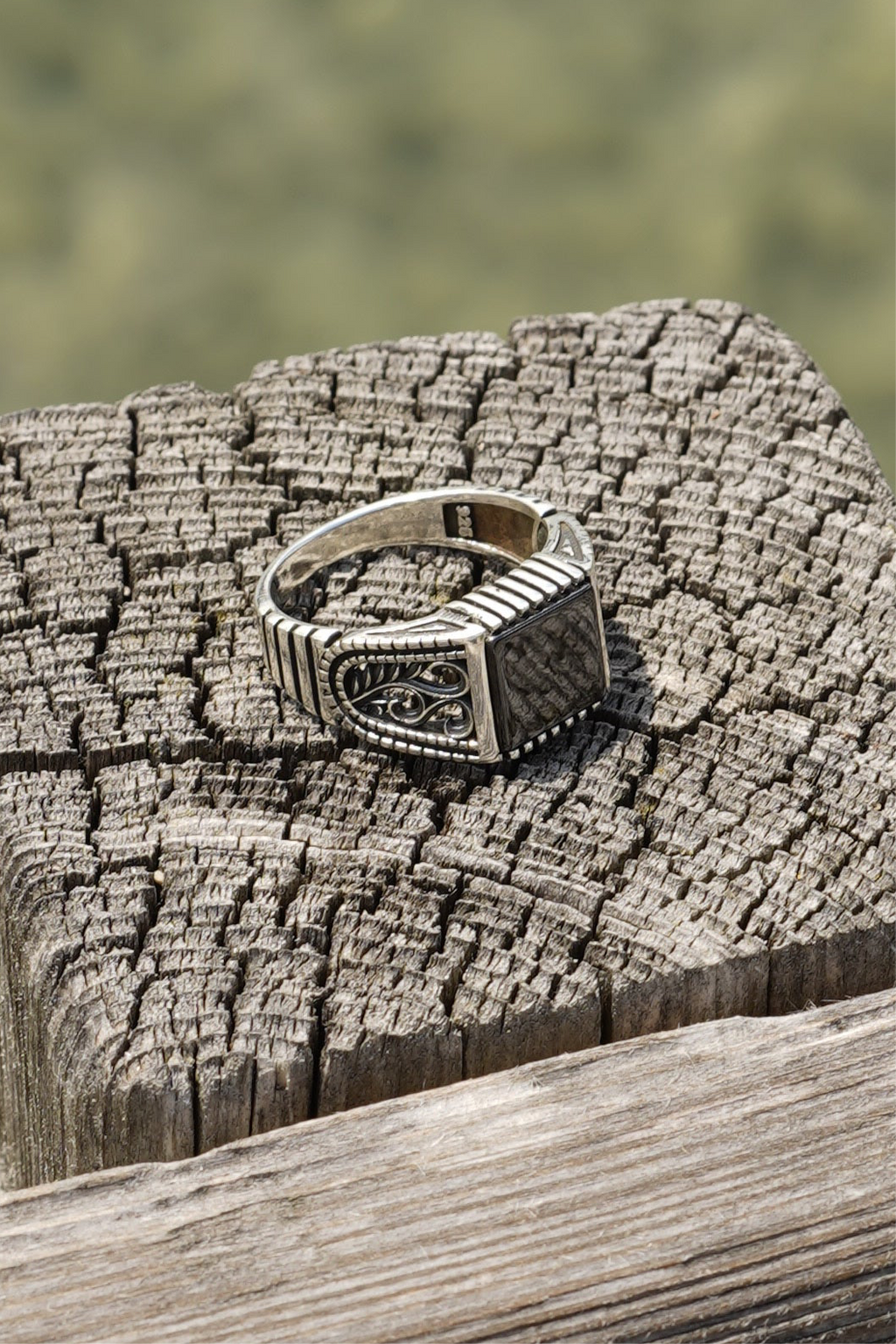 Klassischer Herren-Siegelring aus 925er Silber mit schwarzem Stein