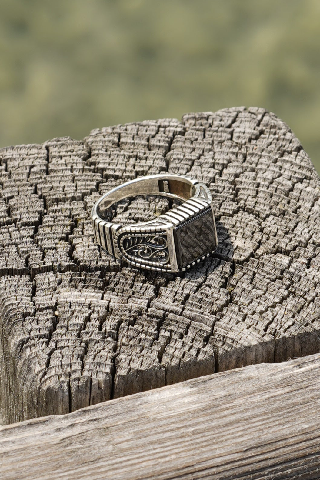 Klassischer Herren-Siegelring aus 925er Silber mit schwarzem Stein