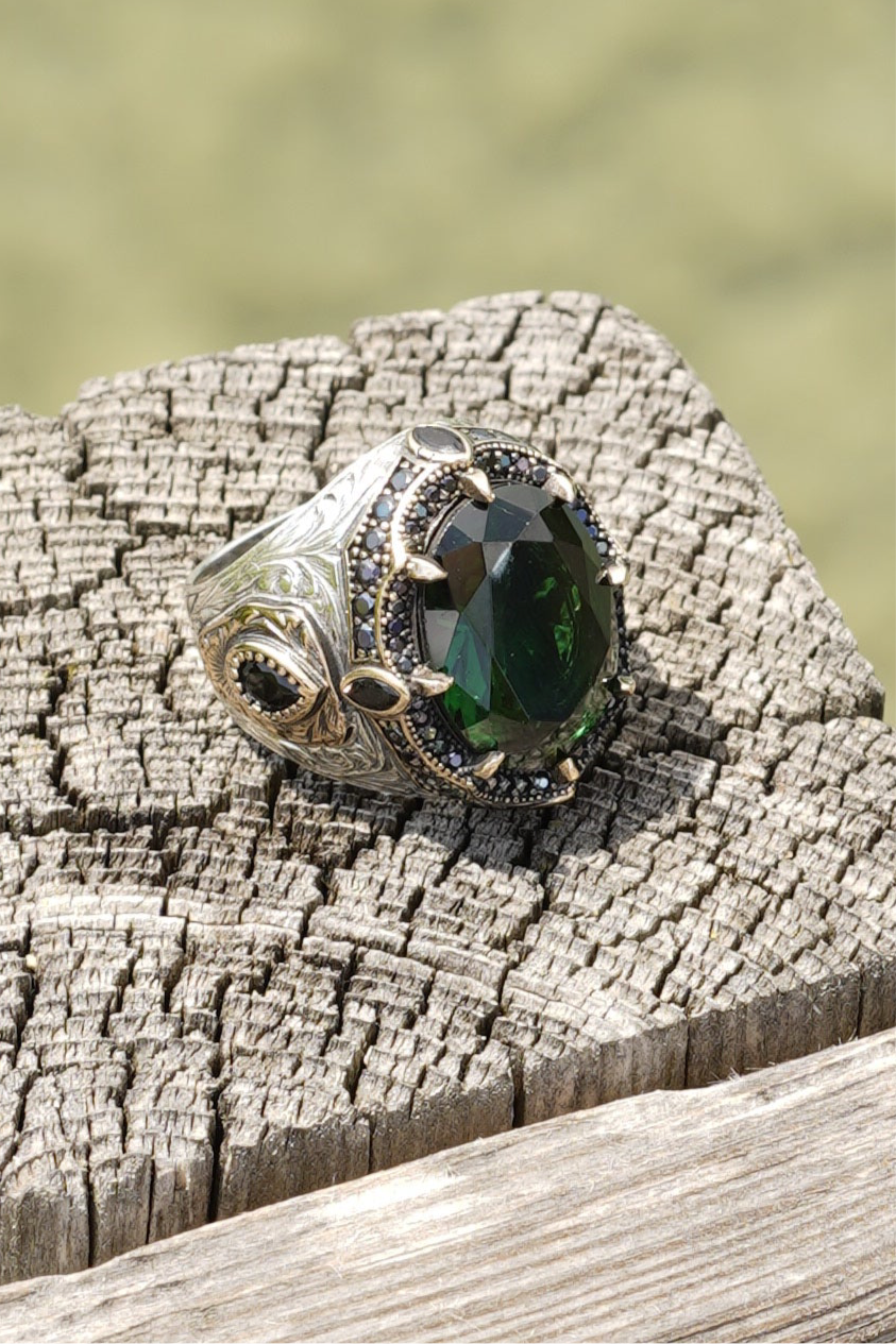 Herrenring aus 925er Silber mit großem ovalem grünem Stein – kunstvolles Design