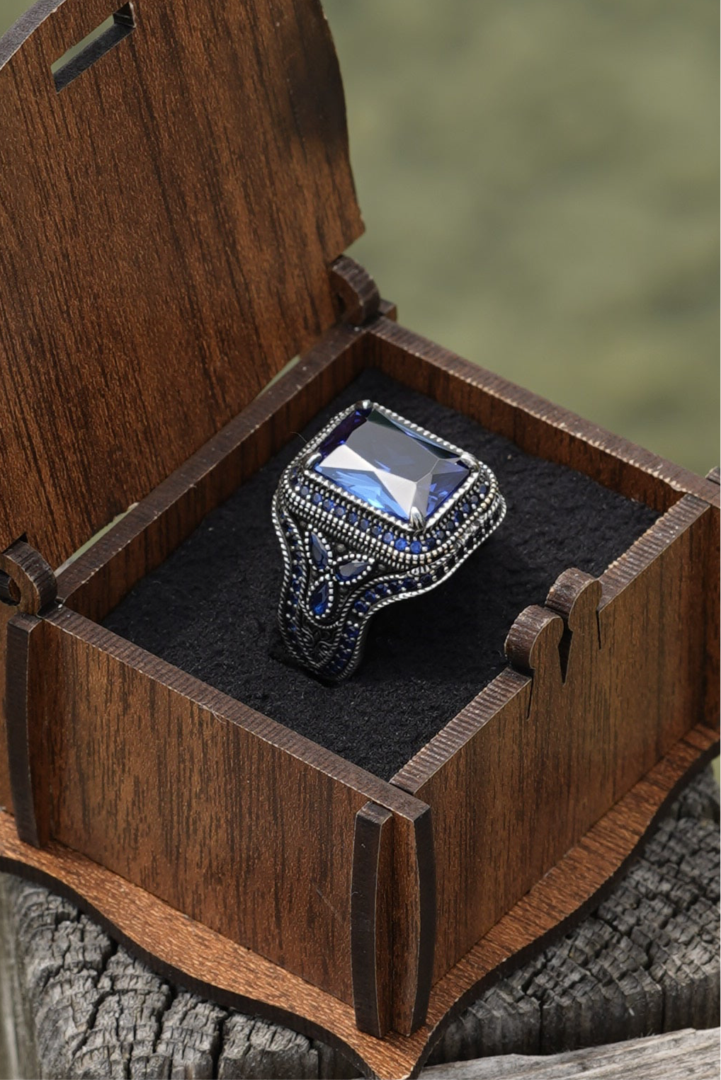 Herrenring aus 925er Silber mit großem rechteckigem blauem Stein – kunstvolles Design