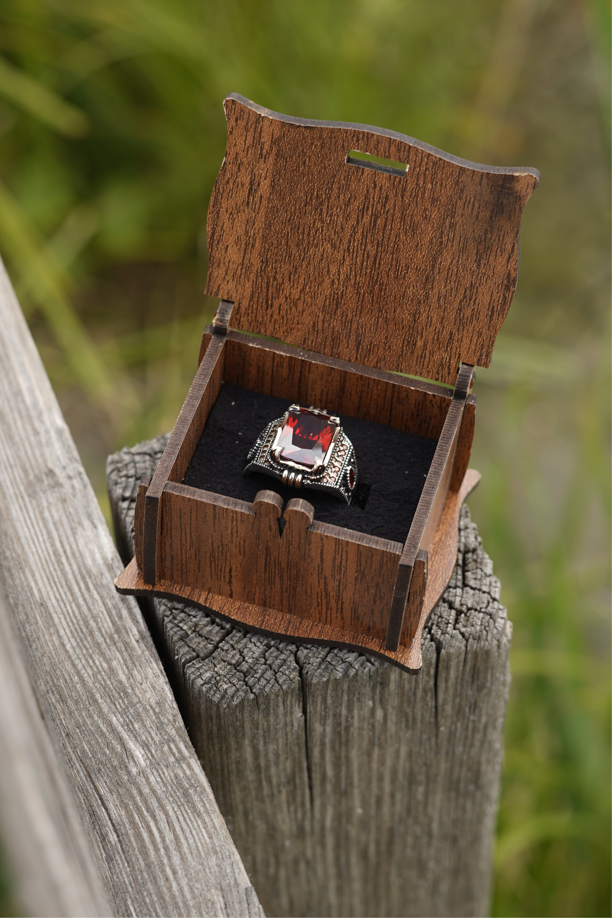 Herrenring aus 925er Silber mit großem rechteckigen roten Stein – verziertes Design