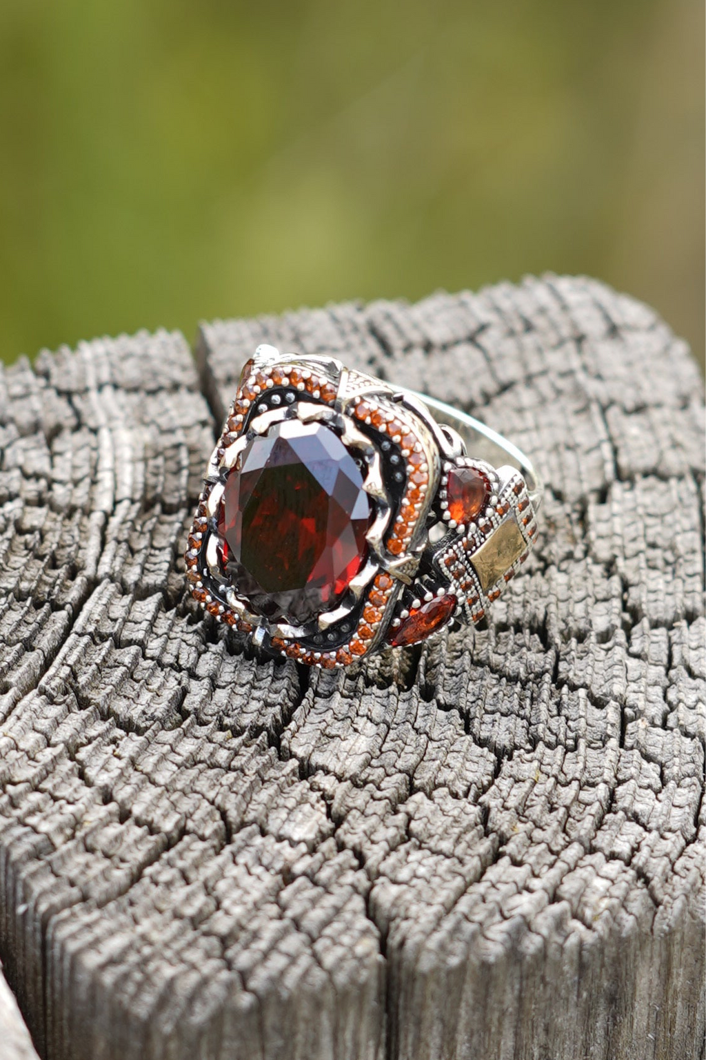 Herrenring aus 925er Silber mit großem ovalem rotem Stein – kunstvolles Design