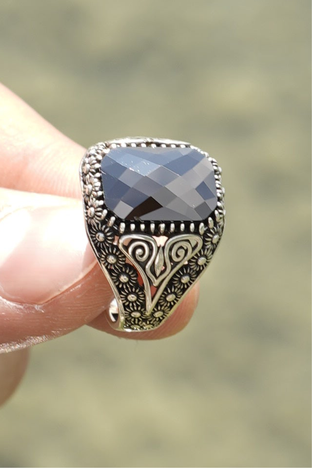 Herrenring aus 925er Silber mit rechteckigem schwarzem Stein – florales Design